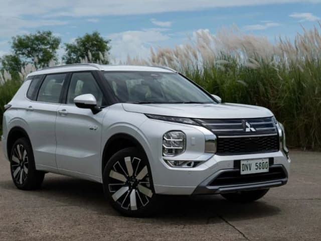 Ảnh thực tế Mitsubishi Outlander PHEV 2026 tại ĐNÁ: SUV cỡ C mạnh 302 mã lực, chạy 100 km không tốn xăng
